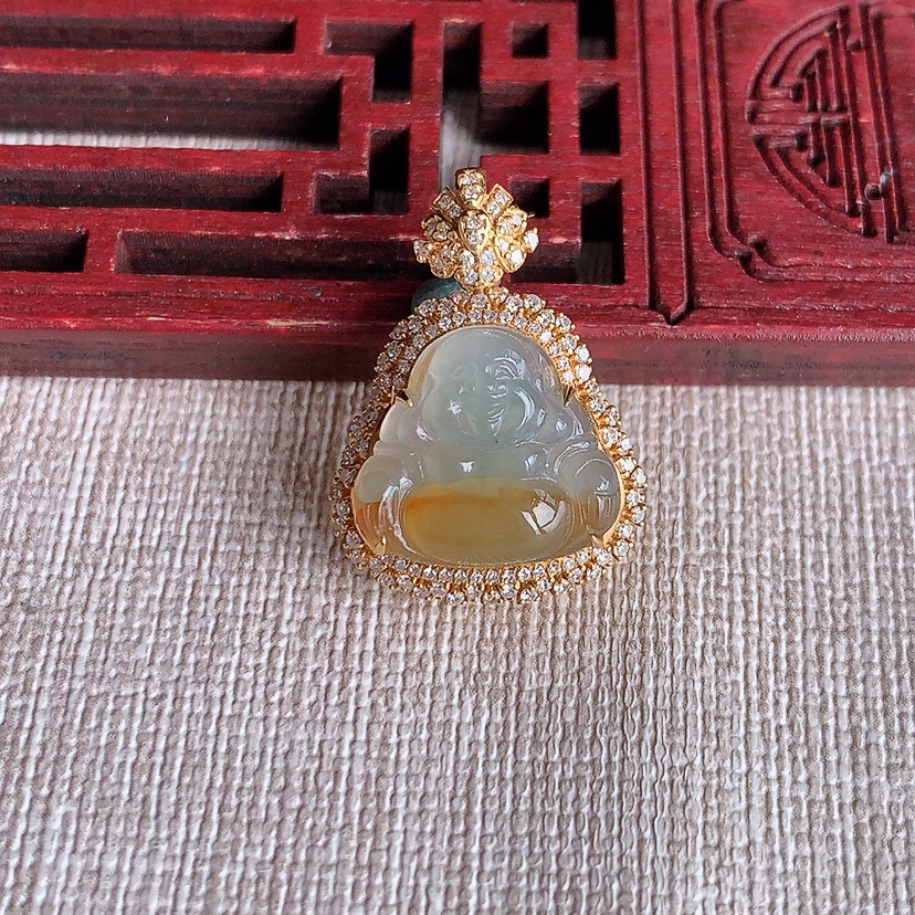 天然A货翡翠18K金伴钻镶嵌飘黄翡佛公吊坠 
尺寸24.5-17.7-10裸石13-14.4mm 重量3.15g 0326