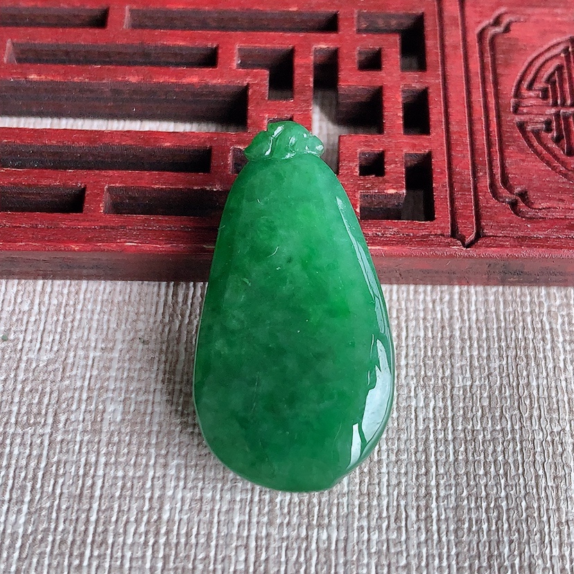 天然A货翡翠满绿福瓜吊坠  
尺寸31.7-17-9.5mm 重量8.60g 0326