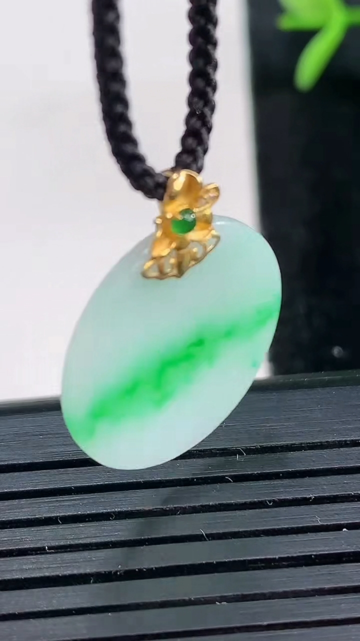 天然A货翡翠无事牌吊坠尺寸20-1.6重量:2.13g
3月27日