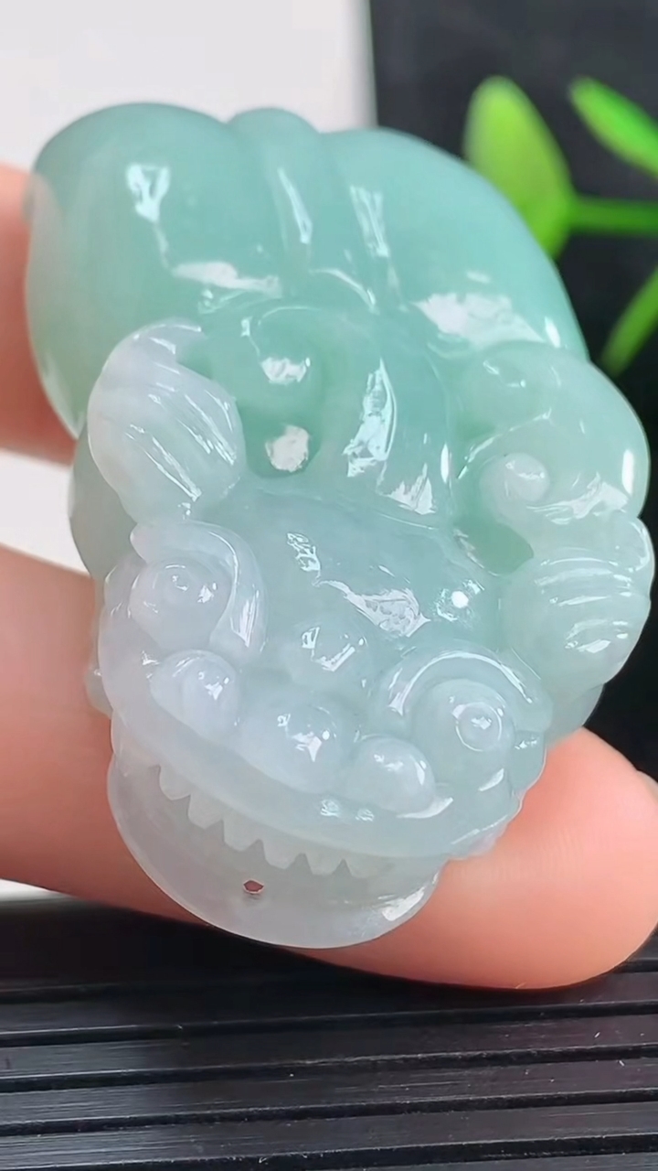 天然A货翡翠貔貅吊坠尺寸43.4-26.1-12.7重量:31.90g
3月27日