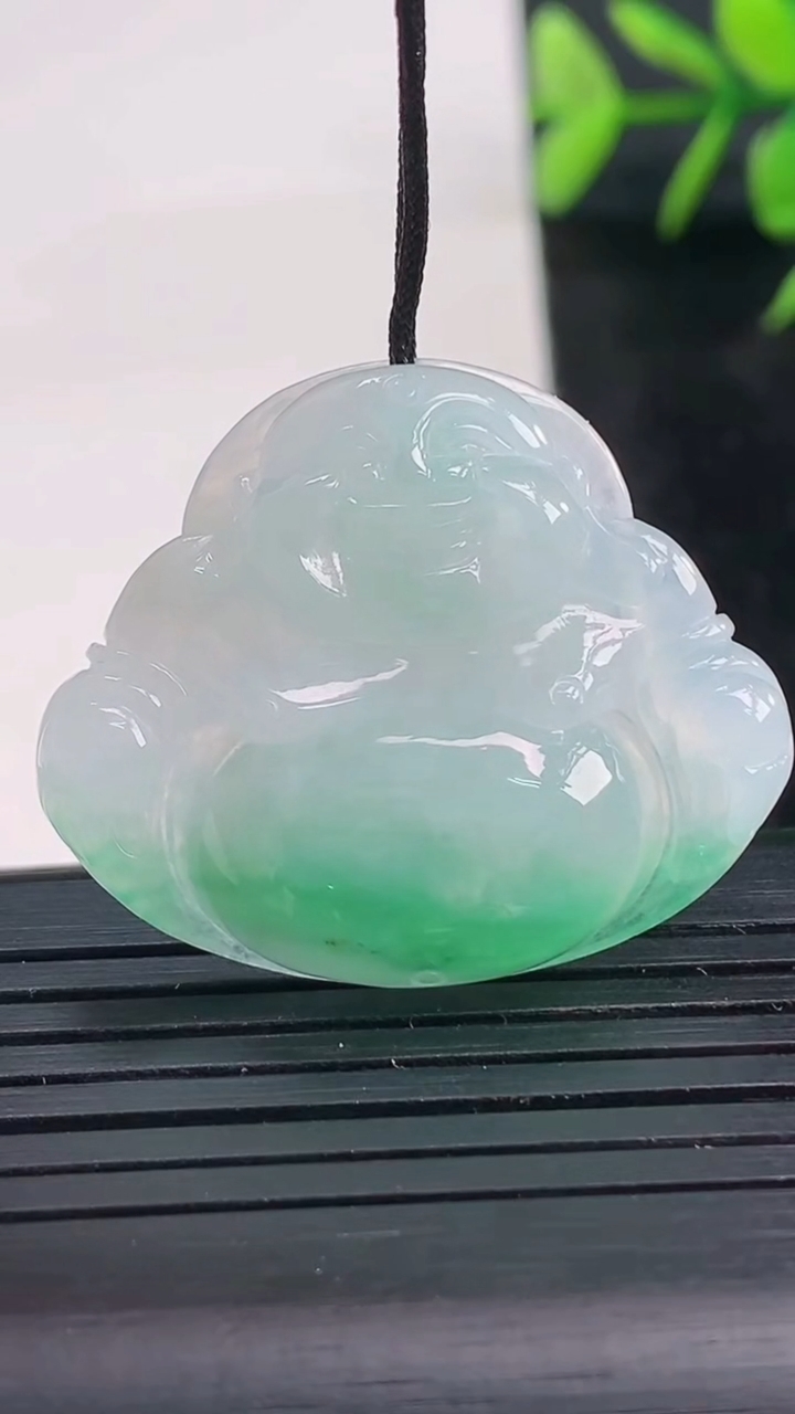 天然A货翡翠佛公吊坠尺寸27.8-33.6-6重量:7.99g
3月27日