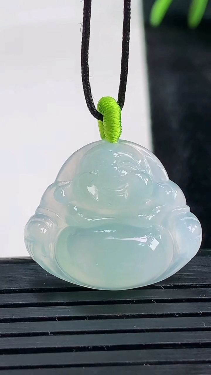 天然A货翡翠佛公吊坠尺寸21.2-25-5.6重量:4.37g
3月27日