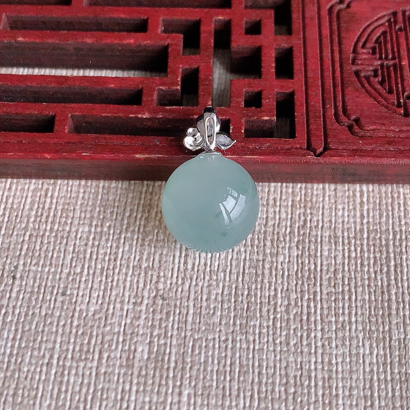 天然A货翡翠18K金镶嵌飘花圆珠转运珠吊坠  
尺寸19.6-12.3mm 重量3.80g 0326