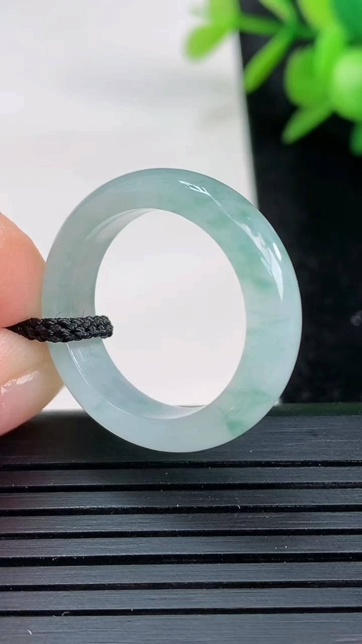 天然A货翡翠冰种飘花指环戒指尺寸18.9-5.7-3.4重量:3.89g2026年3月27日
工厂直