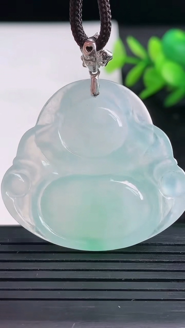 天然A货翡翠佛公吊坠尺寸35.6-39.3-7.2重量:15.26g
3月27日