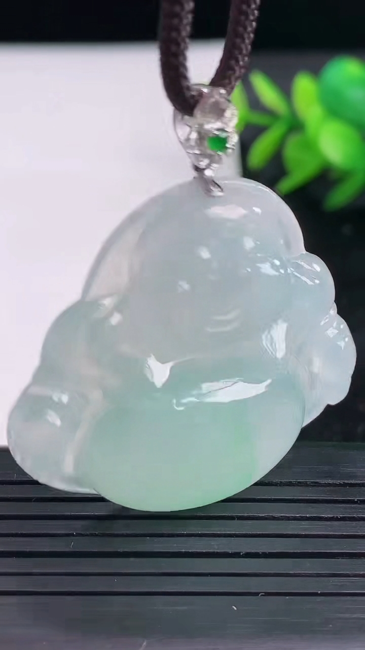 天然A货翡翠佛公吊坠尺寸35.6-39.3-7.2重量:15.26g
3月27日