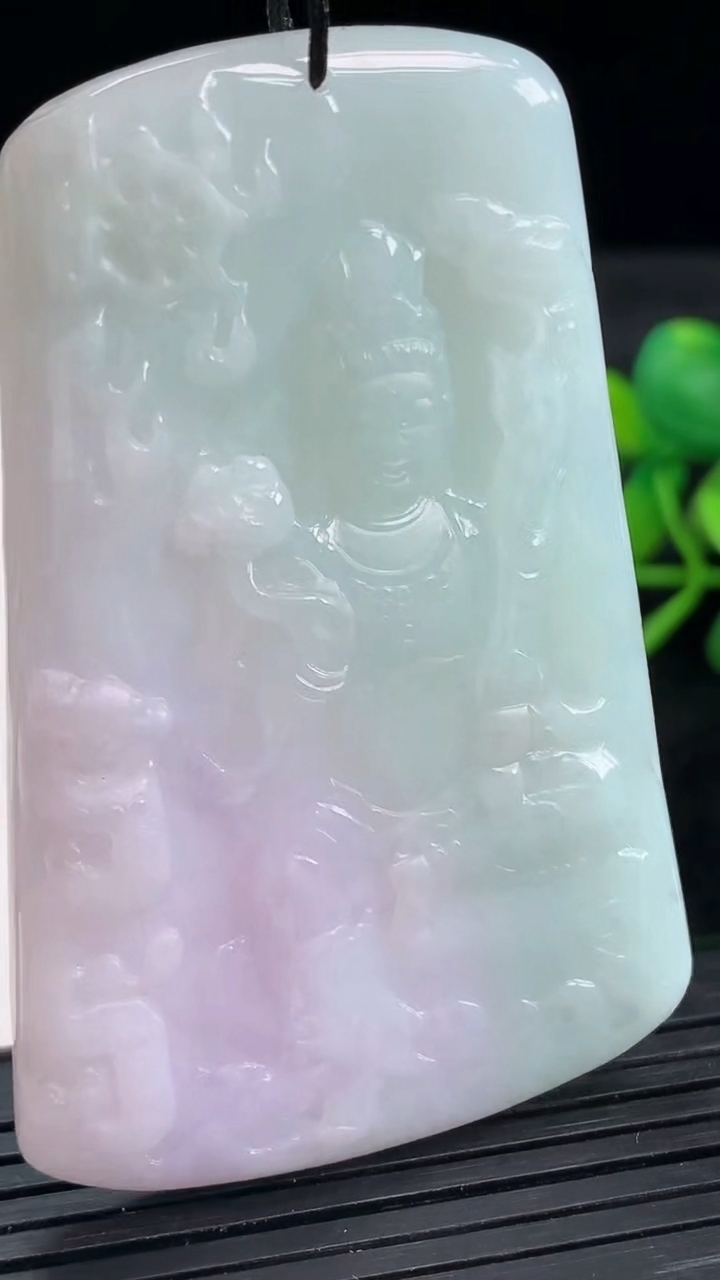 天然A货翡翠虚空藏菩萨吊坠尺寸64.8-42.2-5.3重量:33.45g
3月27日