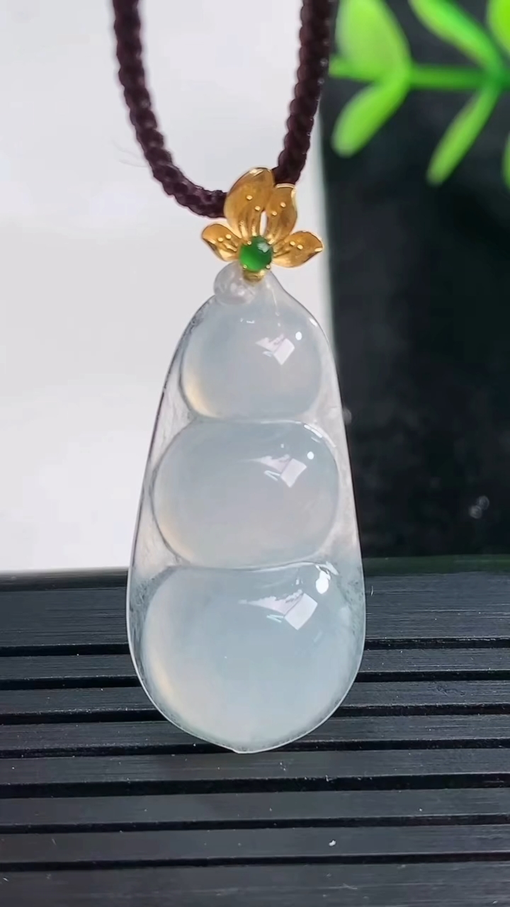 天然A货翡翠种白冰福豆吊坠尺寸28.8-14.6-5.3重量:3.23g
3月27日
