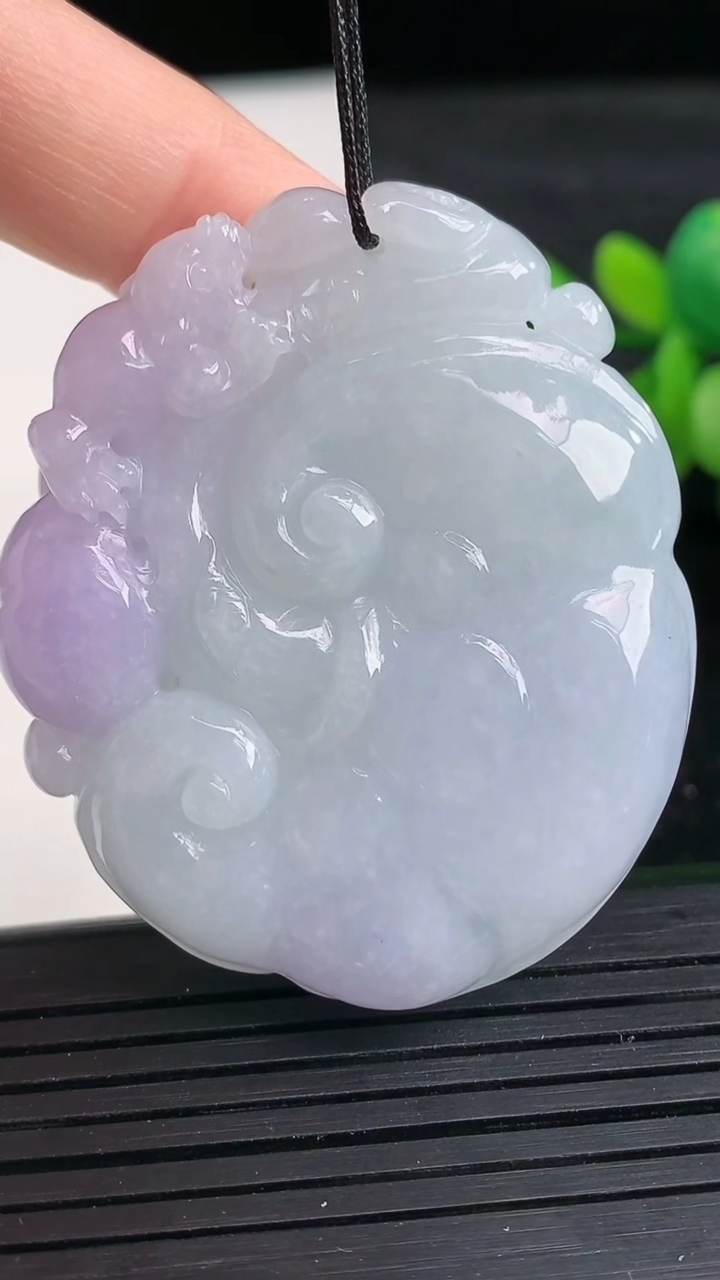 天然A货翡翠紫罗兰如意吊坠尺寸48.3-41.2-12.4重量:49.00g
3月27日