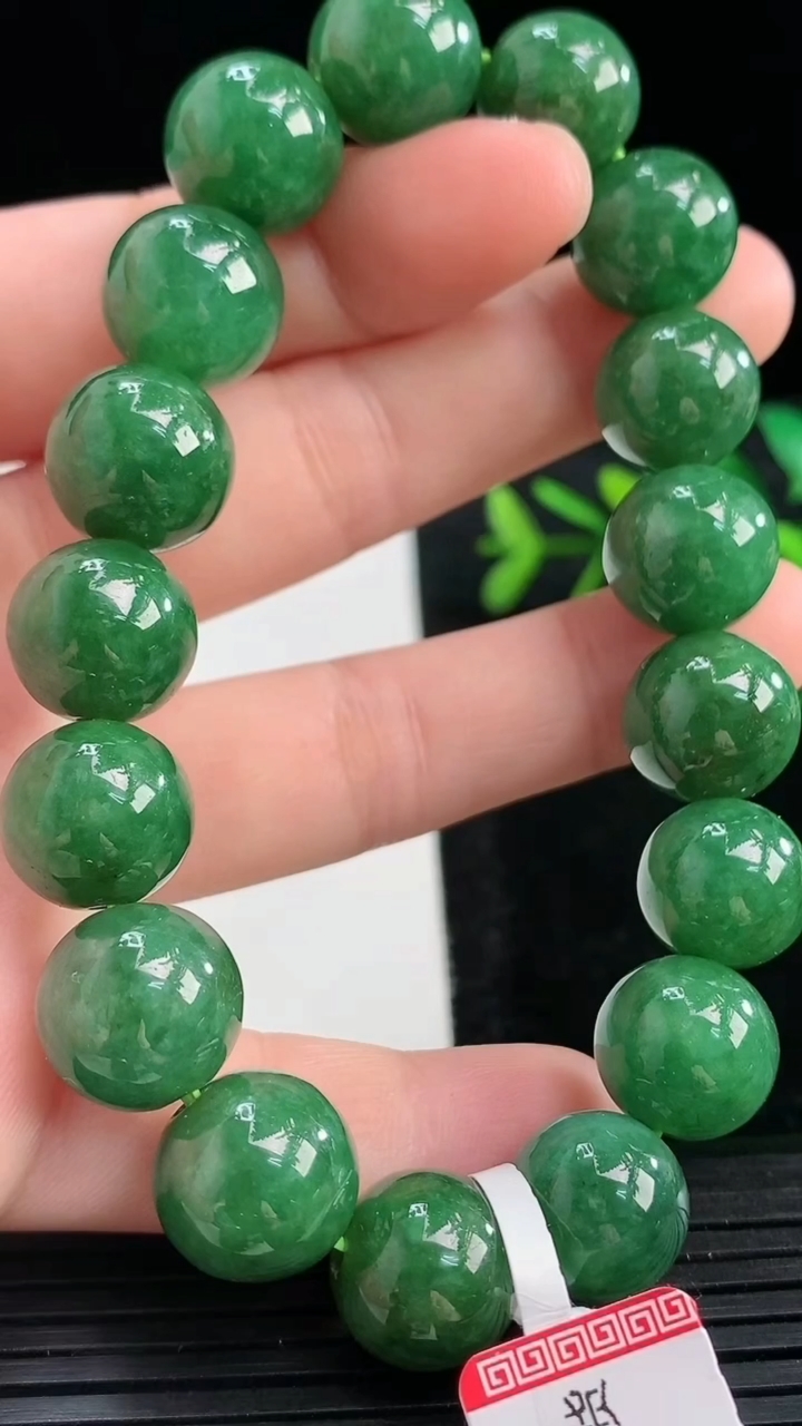 天然A货翡翠圆珠手串尺寸12-16颗重量:46.15g3月27日
工厂直销收藏佳品,种好水足，色泽均