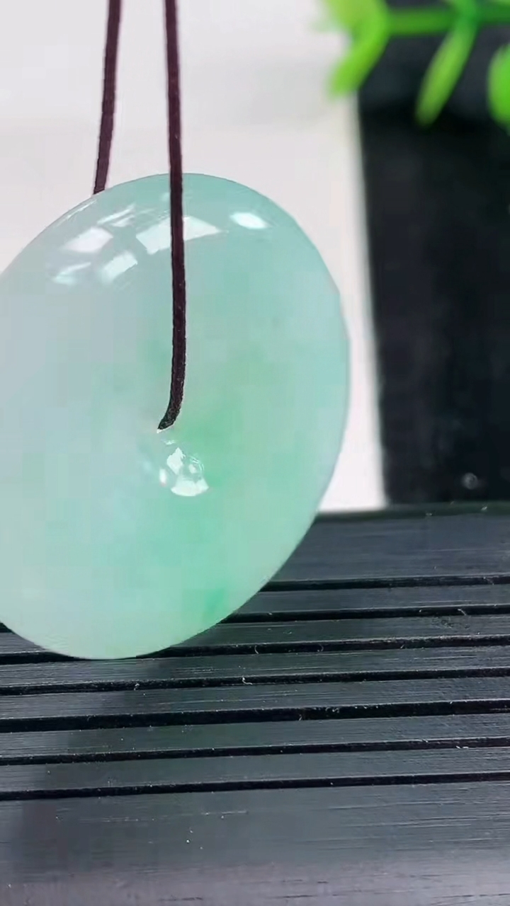 天然A货翡翠平安扣吊坠尺寸28.5-5.7重量:10.11g
3月27日