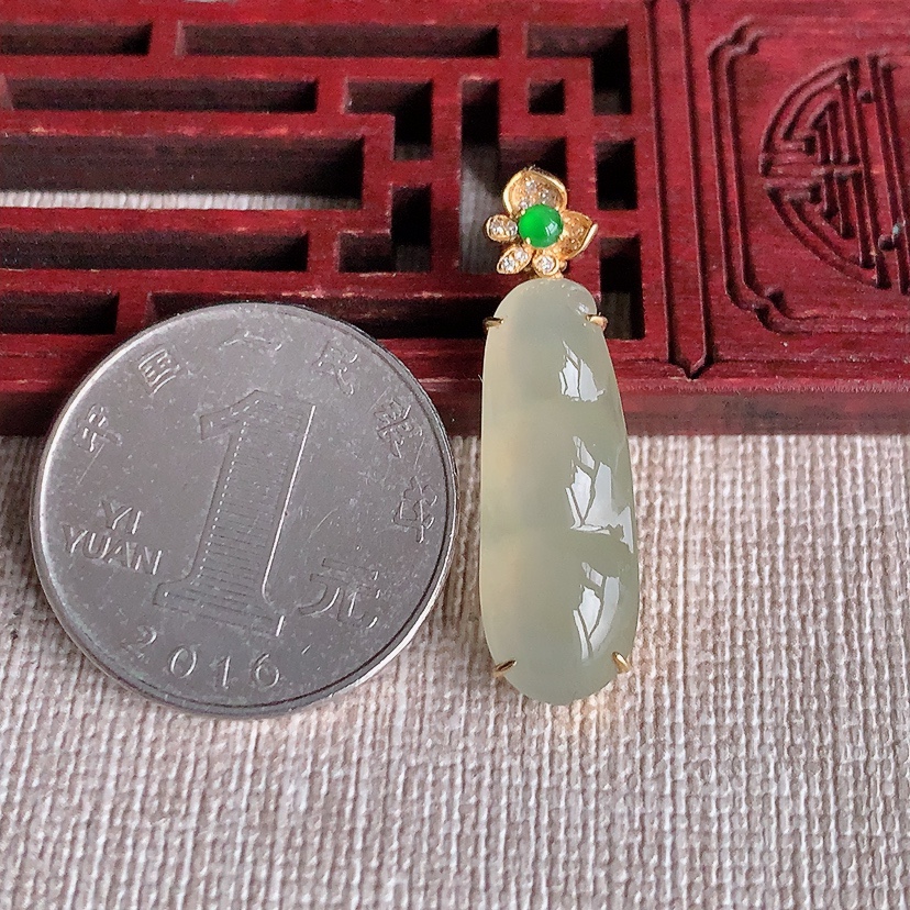 天然A货翡翠18K金镶嵌黄翡四季豆福豆平安豆吊坠 
尺寸31.8-24.8-9-6mm 重量3.40g 0326