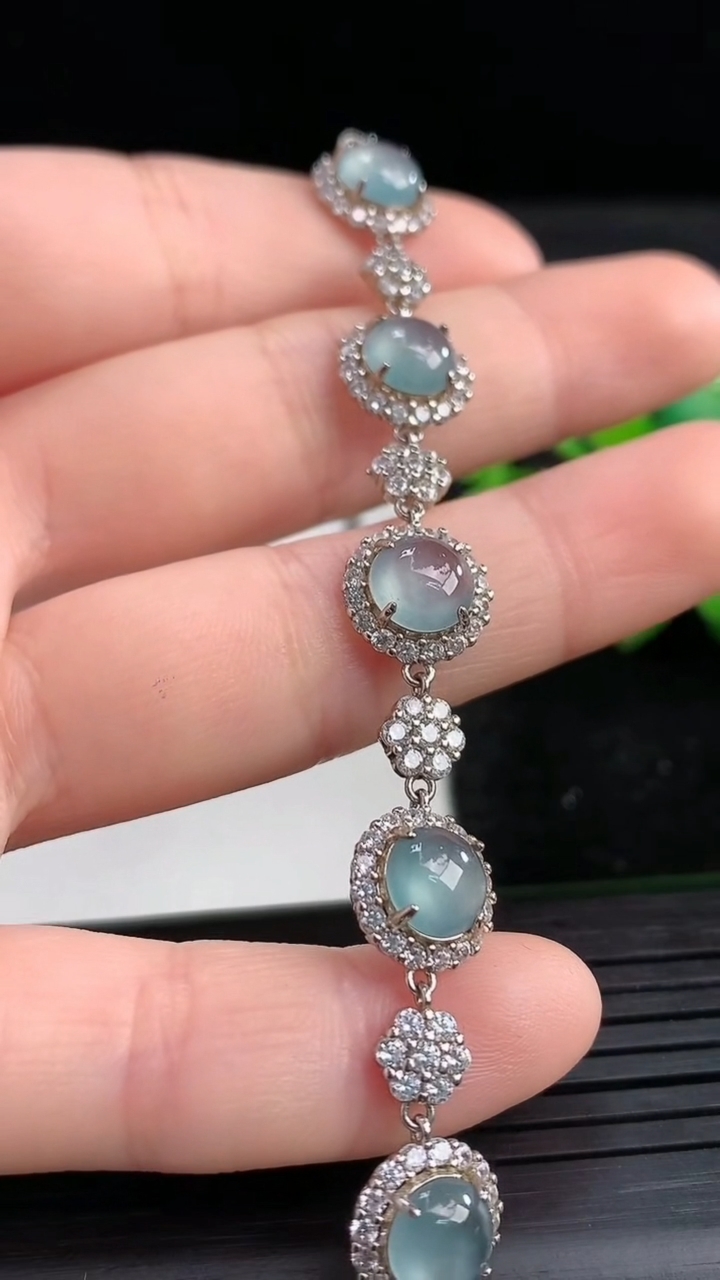 天然A货翡翠种蓝水蛋面手链尺寸6.8重量:6.25g
3月27日