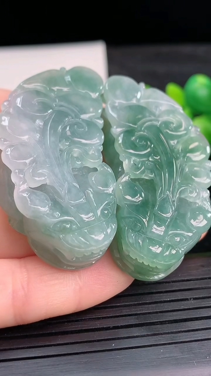 天然A货翡翠貔貅吊坠一对尺寸50.1-24.9-12重量:67.85g
3月27日