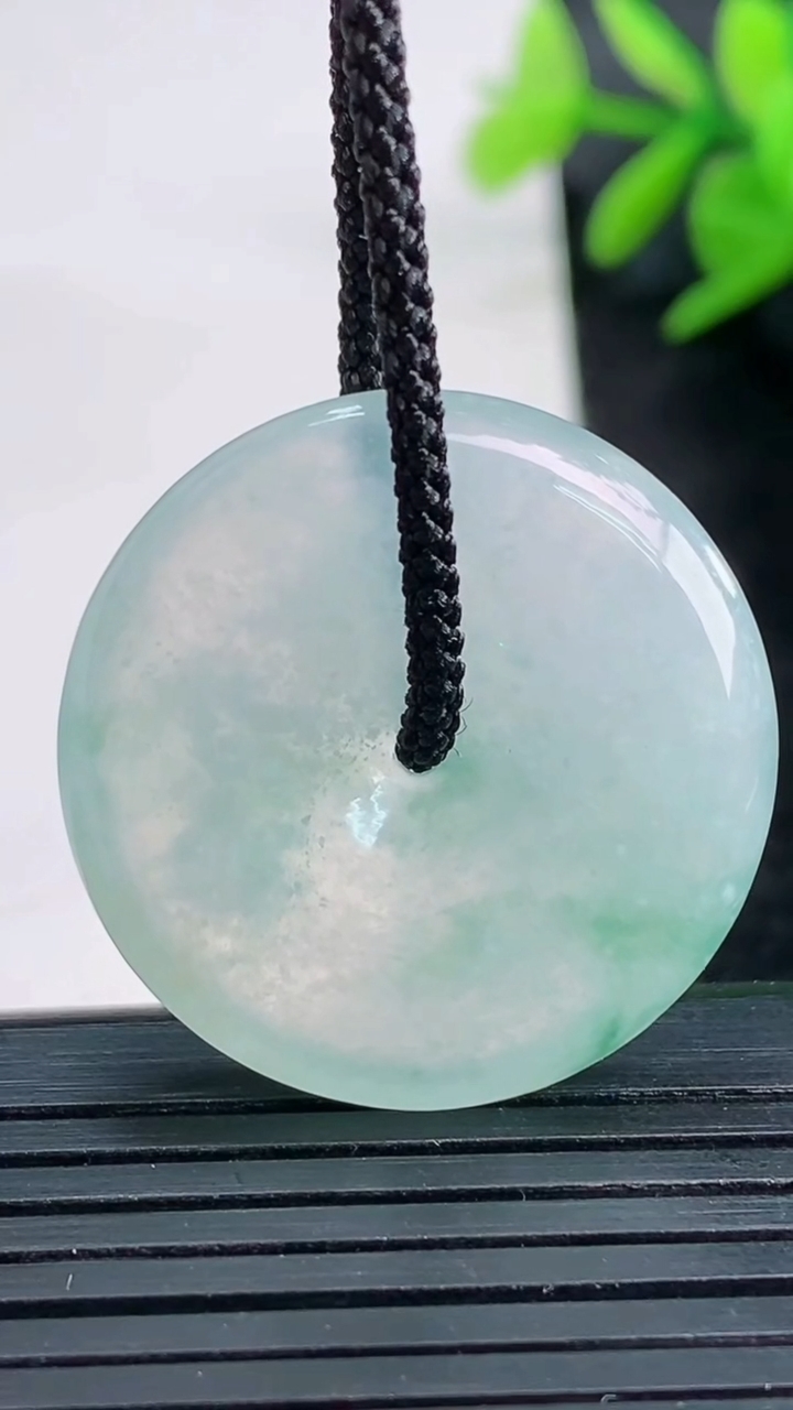 天然A货翡翠冰种飘花平安扣吊坠尺寸28.1-5重量:8.31g
3月27日