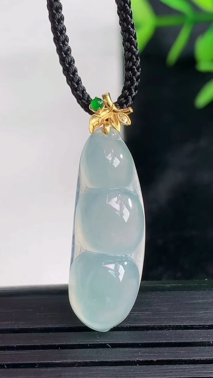 天然A货翡翠福豆吊坠尺寸27.7-9.8-5.7重量:2.92g
3月27日