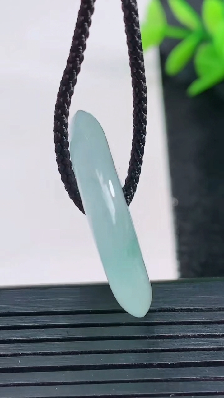 天然A货翡翠冰种飘花平安扣吊坠尺寸28.1-5重量:8.31g
3月27日