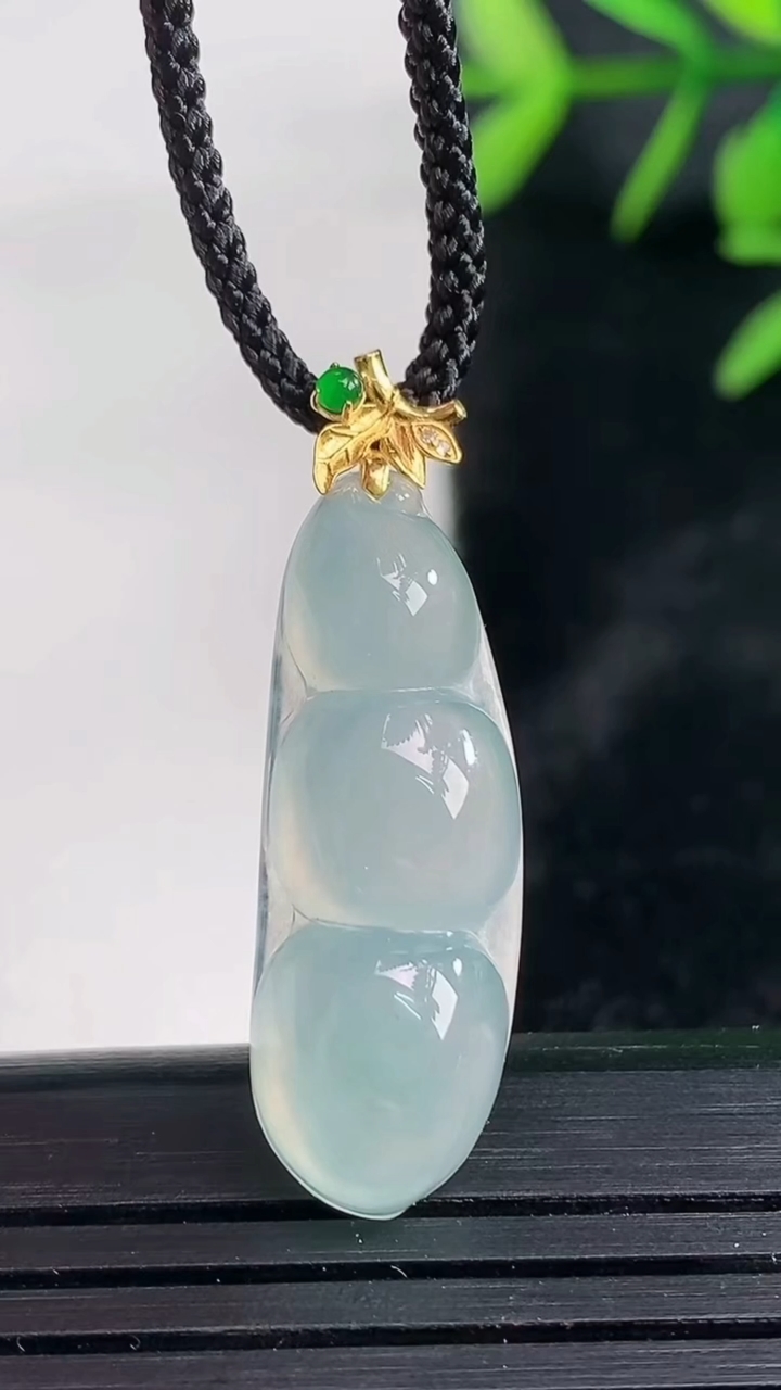 天然A货翡翠福豆吊坠尺寸27.7-9.8-5.7重量:2.92g
3月27日