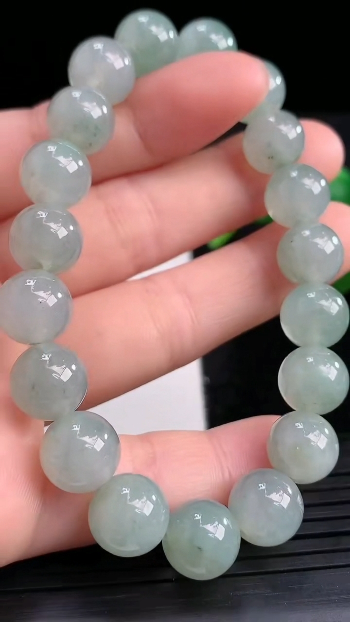 天然A货翡翠飘花圆珠手串尺寸9.7-19颗重量:31.11g3月27日
工厂直销收藏佳品,种好水足，色泽均匀，有种有色，上手高大气！