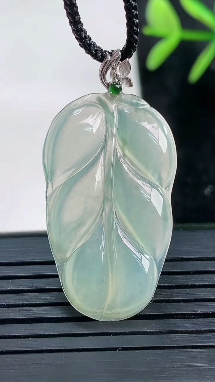天然A货翡翠种飘花金枝玉叶 叶子吊坠尺寸32.3-18.7-3.2重量:3.56g
3月27日