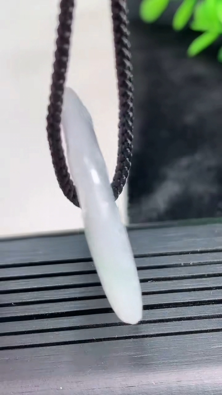 天然A货翡翠飘花复古平安扣吊尺寸34.2-4.7重量:10.71g
3月27日