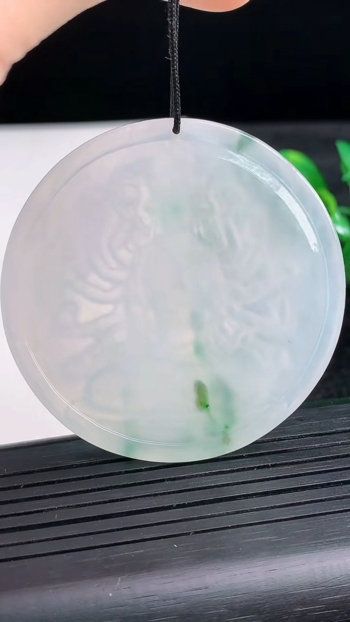 天然A货翡翠冰种飘花千手观音吊坠尺寸52.6-5.9重量:27.20g
3月27日