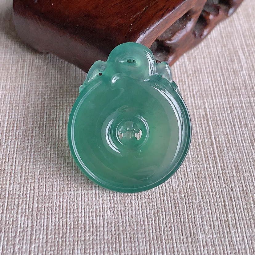 天然A货翡翠晴水龙牌吊坠 
尺寸35.6-29.2-6.2mm 重量10.40g 0326