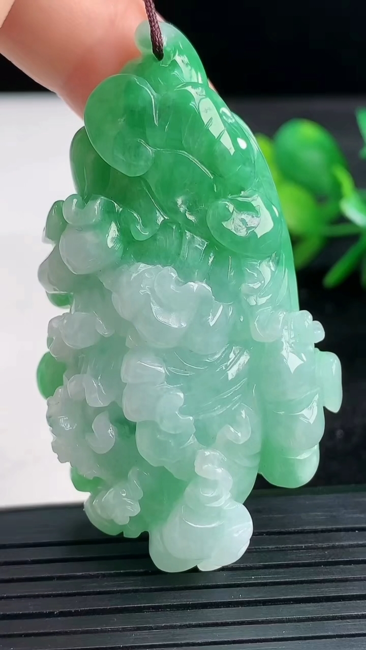 天然A货翡翠白菜吊坠尺寸60.8-34.6-19.2重量:50.94g
3月27日