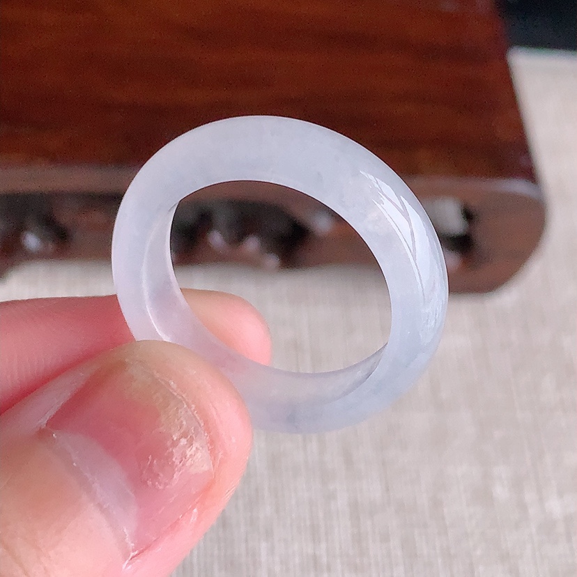 天然A货翡翠白月光素面戒指 
尺寸19.8-5.8-3.2mm 重量4.23g 0326