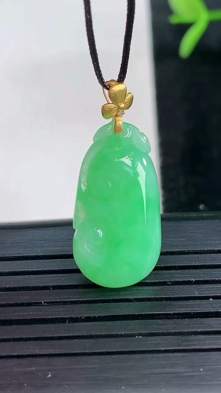 天然A货翡翠如意吊坠尺寸22.3-11.6-4.7重量:2.69g
3月27日