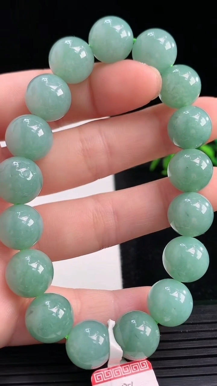 天然A货翡翠圆珠手串尺寸11-17颗重量:45.32g3月27日
工厂直销收藏佳品,种好水足，色泽均匀，有种有色，上手高大气！
