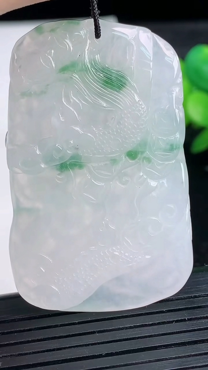 天然A货翡翠冰种飘花龙牌吊坠尺寸51.9-32-7.8重量:27.32g
3月27日