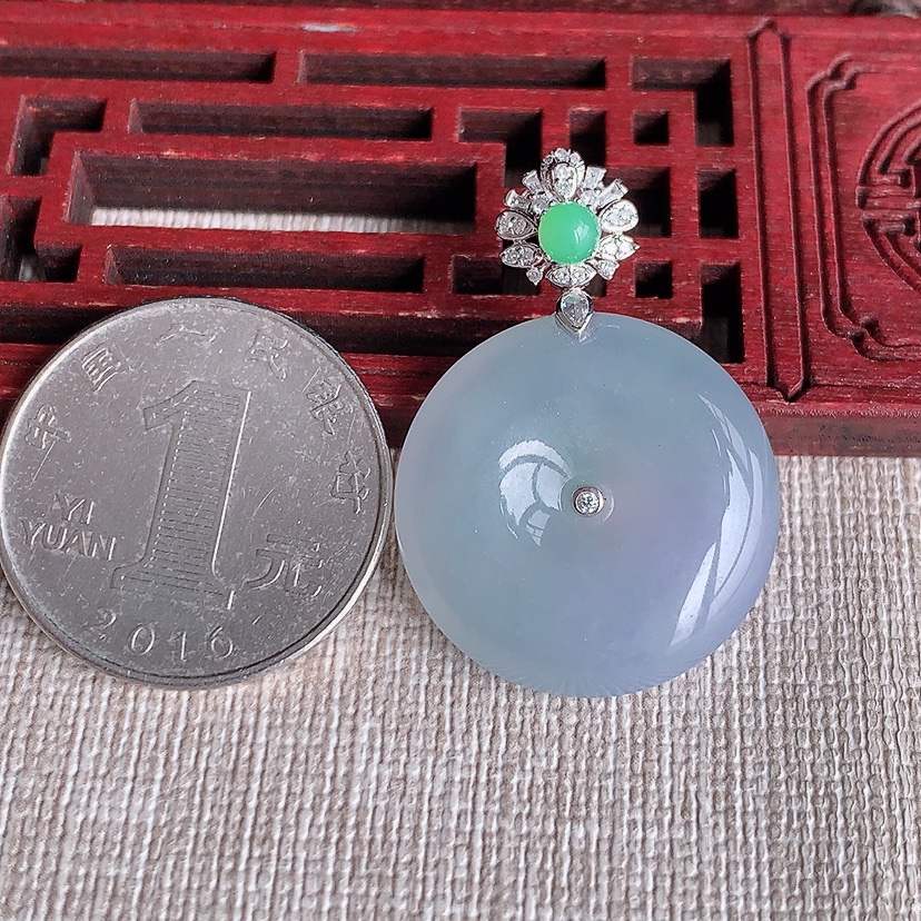 天然A货翡翠18K金伴钻镶嵌紫罗兰平安扣吊坠 
尺寸33.8-23.5-6.2mm 重量8.00g 0326