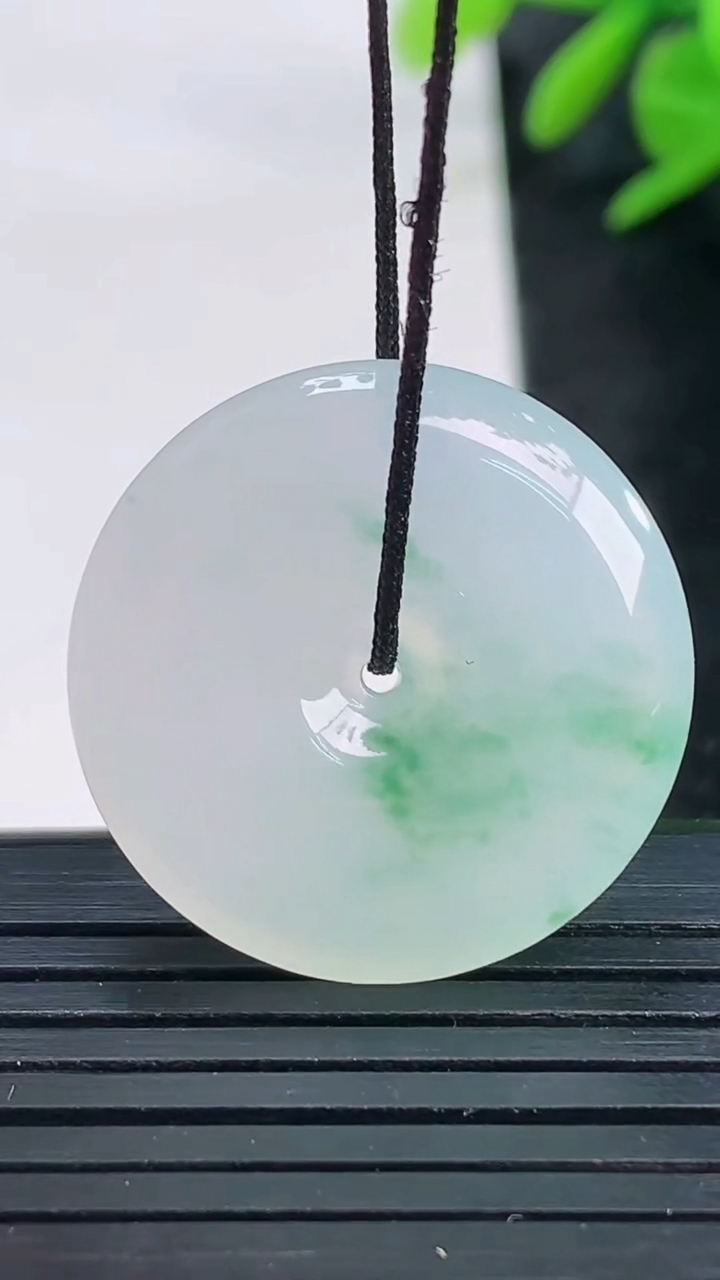 天然A货翡翠冰种飘花平安扣吊坠尺寸24.6-5.5重量:6.68g
3月27日