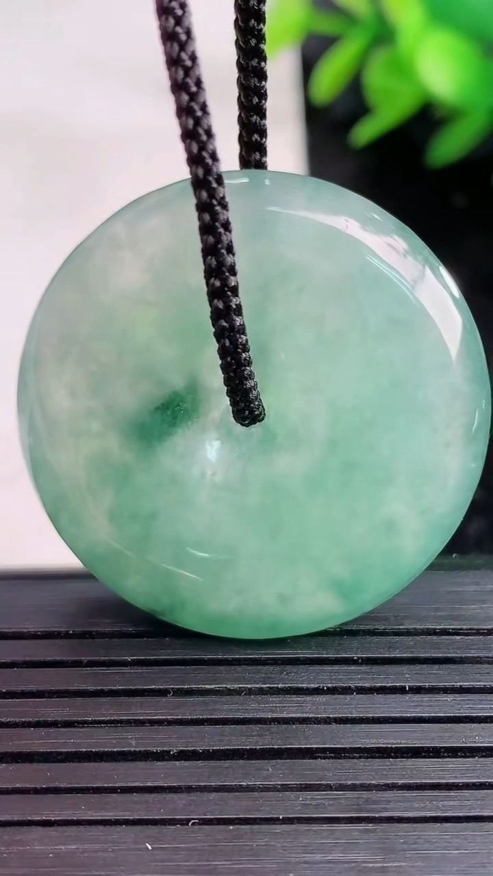 天然A货翡翠冰种飘花平安扣吊坠尺寸33.5-6.6重量:15.02g
3月27日