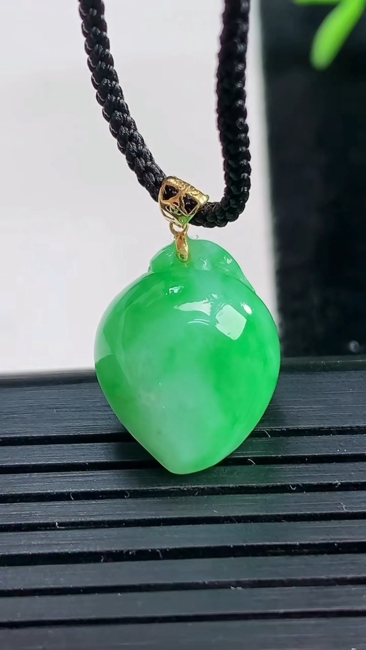 天然A货翡翠寿桃吊坠尺寸17.8-14-8.6重量:3.45g
3月27日