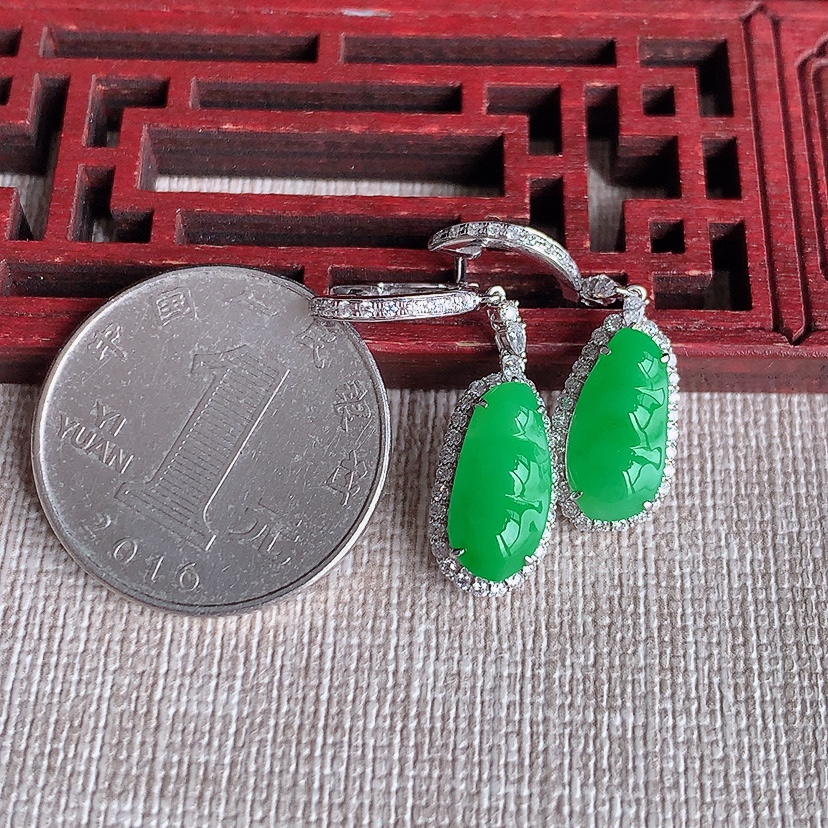 天然A货翡翠18K金伴钻镶嵌阳绿四季豆福豆平安豆耳坠 
尺寸13-6.5-6mm 重量4.28g 0326