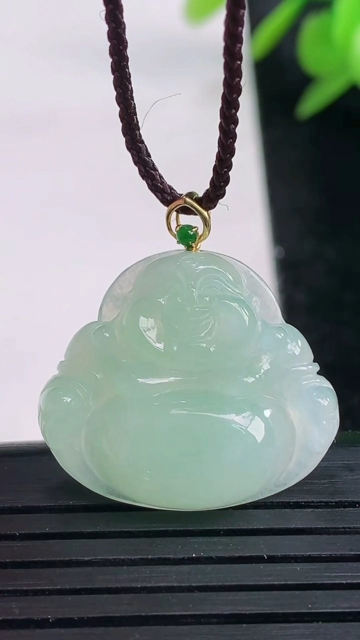 天然A货翡翠佛公吊坠尺寸21.6-24.8-5.6重量:4.35g
3月27日