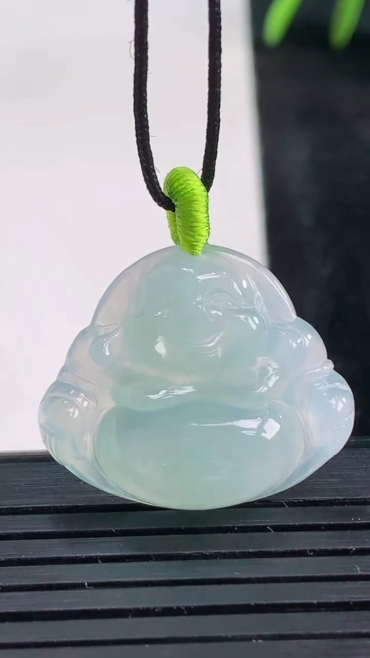 天然A货翡翠佛公吊坠尺寸21.2-25-5.6重量:4.37g
3月27日