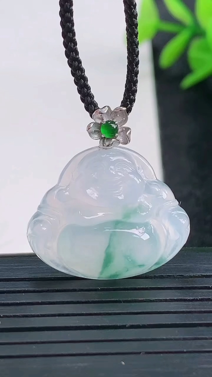 天然A货翡翠种飘花佛公吊坠尺寸19.2-23.9-6重量:4.16g
3月27日