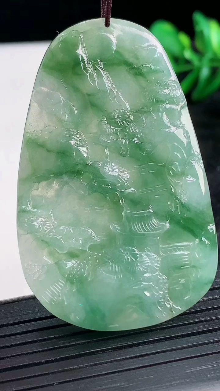 天然A货翡翠山水牌吊坠尺寸59-37-7.6重量:29.61g
3月27日