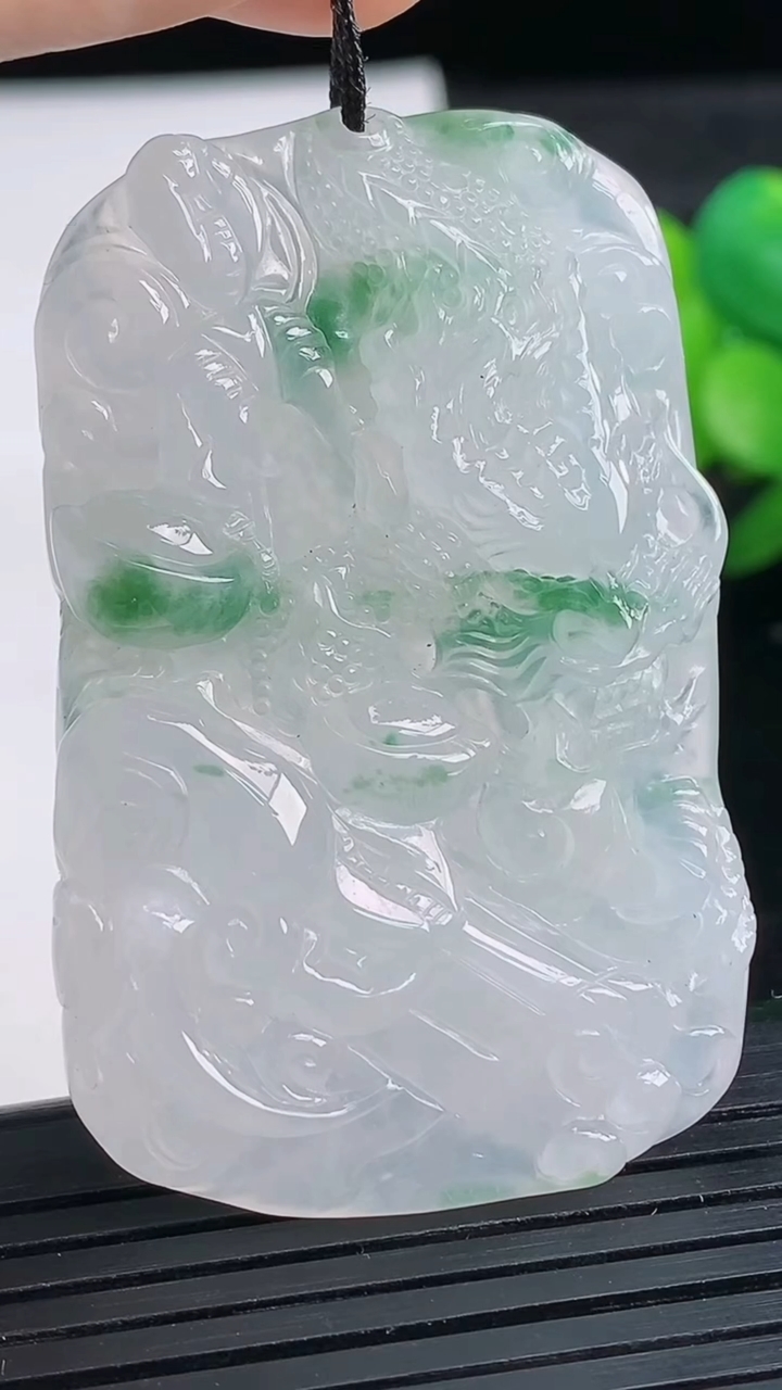 天然A货翡翠冰种飘花龙牌吊坠尺寸51.9-32-7.8重量:27.32g
3月27日