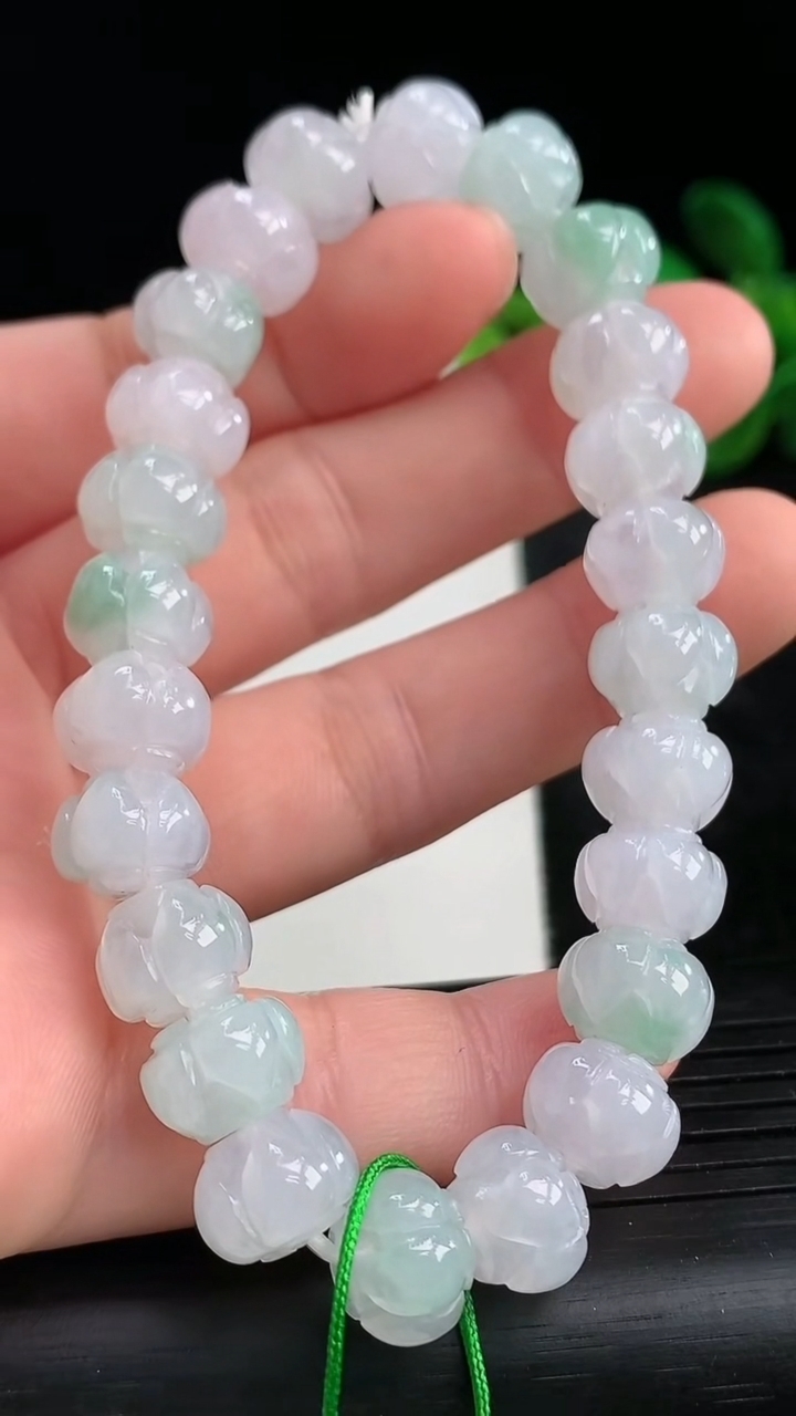 天然A货翡翠莲花手串尺寸9.8-7.3重量:29.76g3月27日
工厂直销收藏佳品,种好水足，色泽均匀，有种有色，上手高大气！