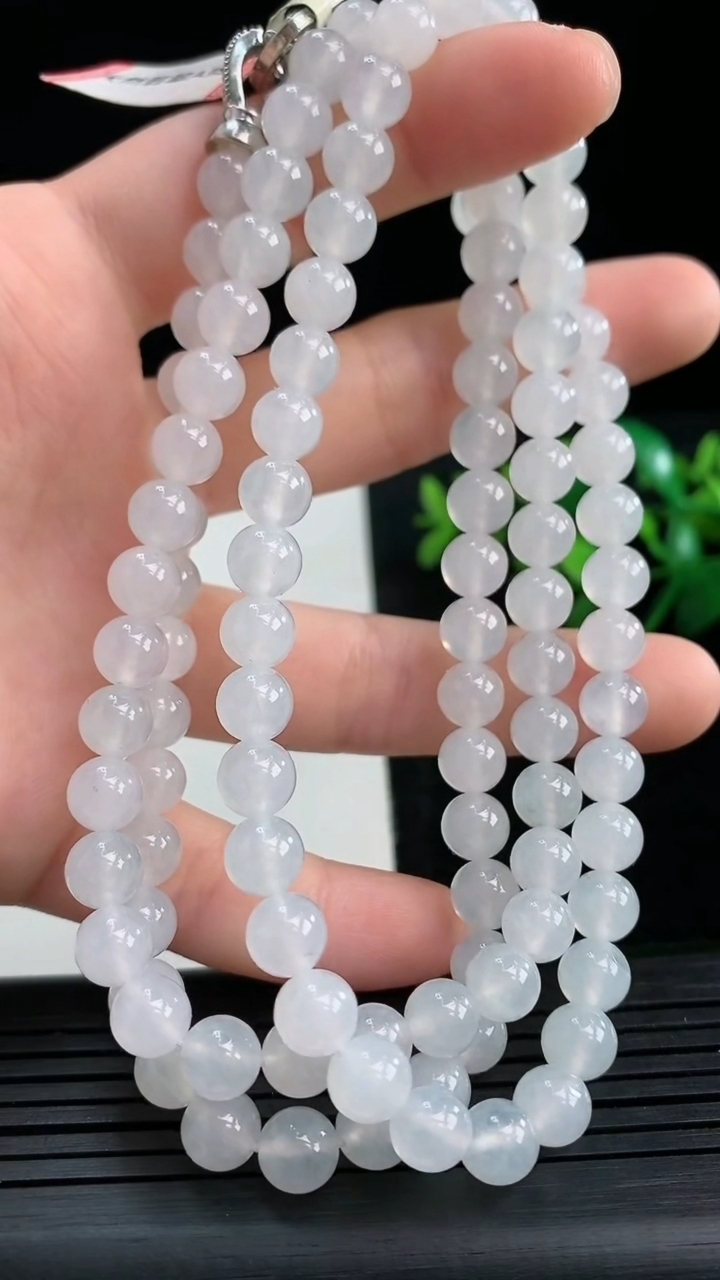 天然A货翡翠圆珠项链尺寸6.8-108颗重量:59.04g3月27日
工厂直销收藏佳品,种好水足，色泽均匀，有种有色，上手高大气！