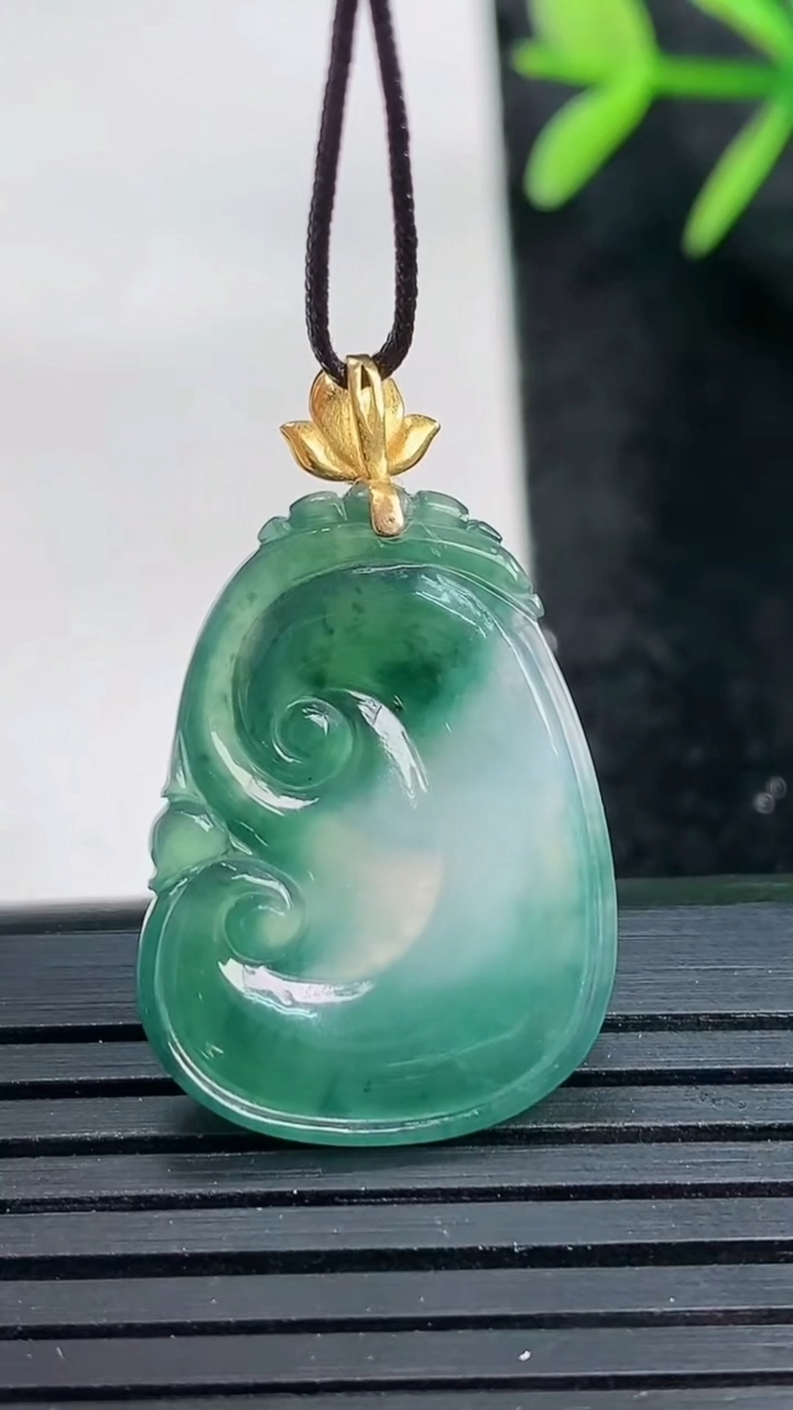 天然A货翡翠18K金飘花如意吊坠尺寸24.4-18.1-3.7重量:3.23g
3月27日