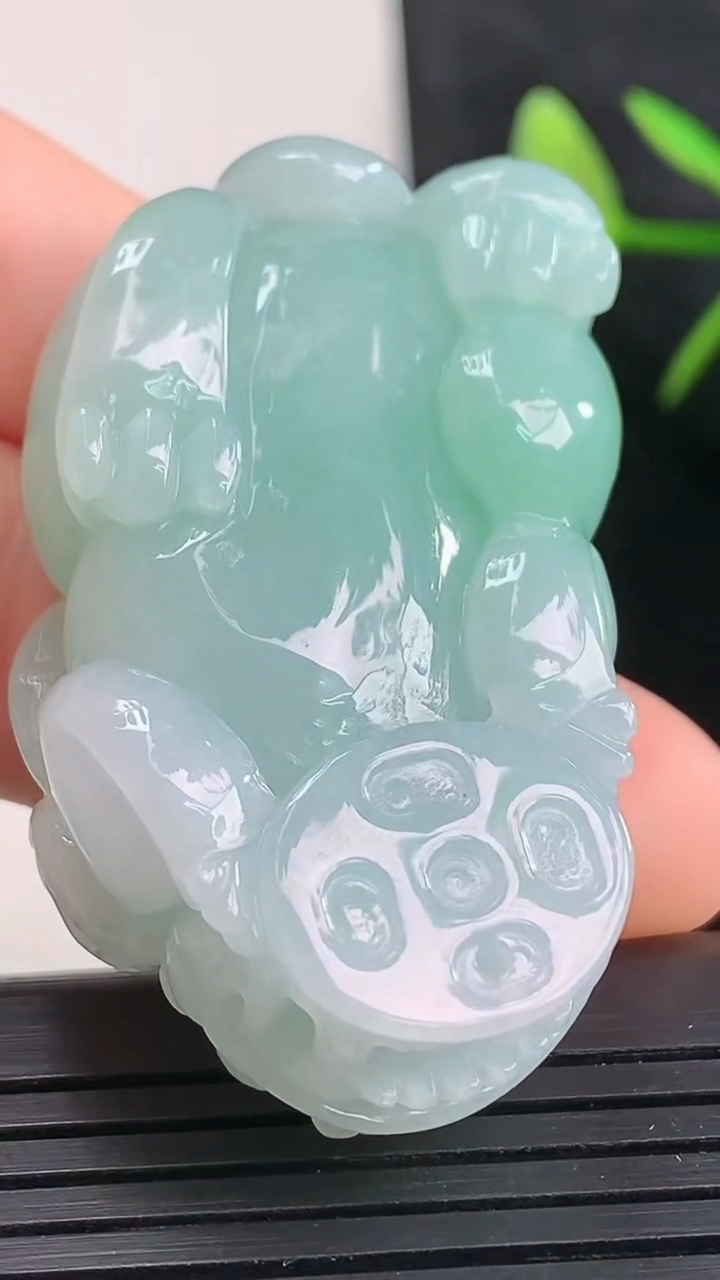 天然A货翡翠貔貅吊坠尺寸43.4-26.1-12.7重量:31.90g
3月27日