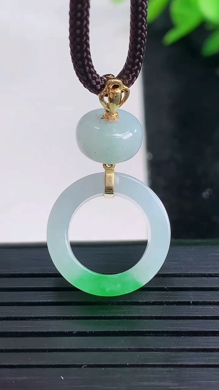 天然A货翡翠平安环吊坠尺寸17-5.6重量:3.61g
3月27日