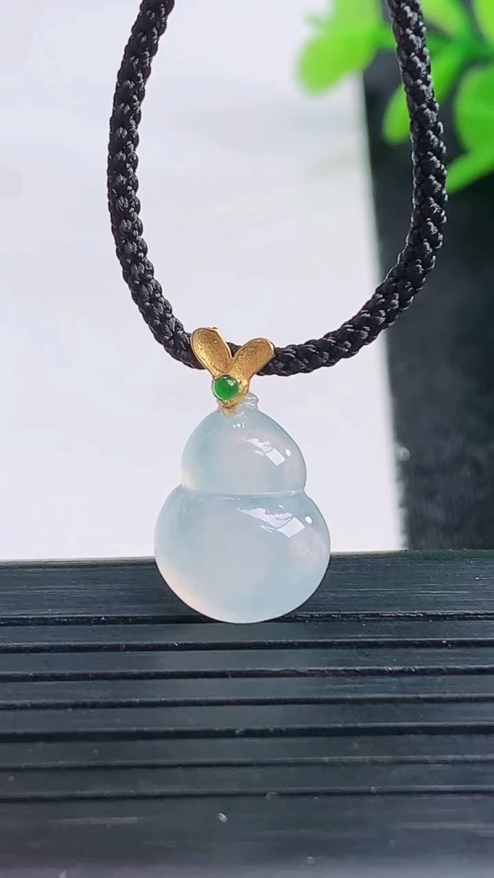 天然A货翡翠种白冰葫芦吊坠尺寸14.5-10.8-5.1重量:1.25g
3月27日