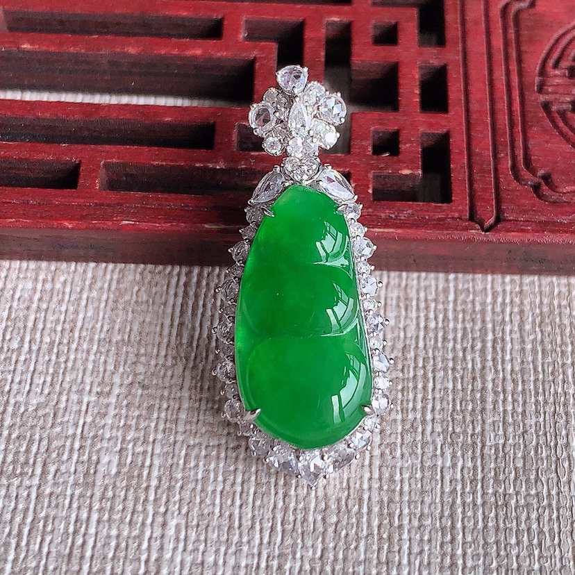 天然A货翡翠18K金伴钻镶嵌阳绿四季豆福豆平安豆吊坠 
尺寸33.7-14.4-10.2裸石20.6-10.3mm 重量5.72g 0326