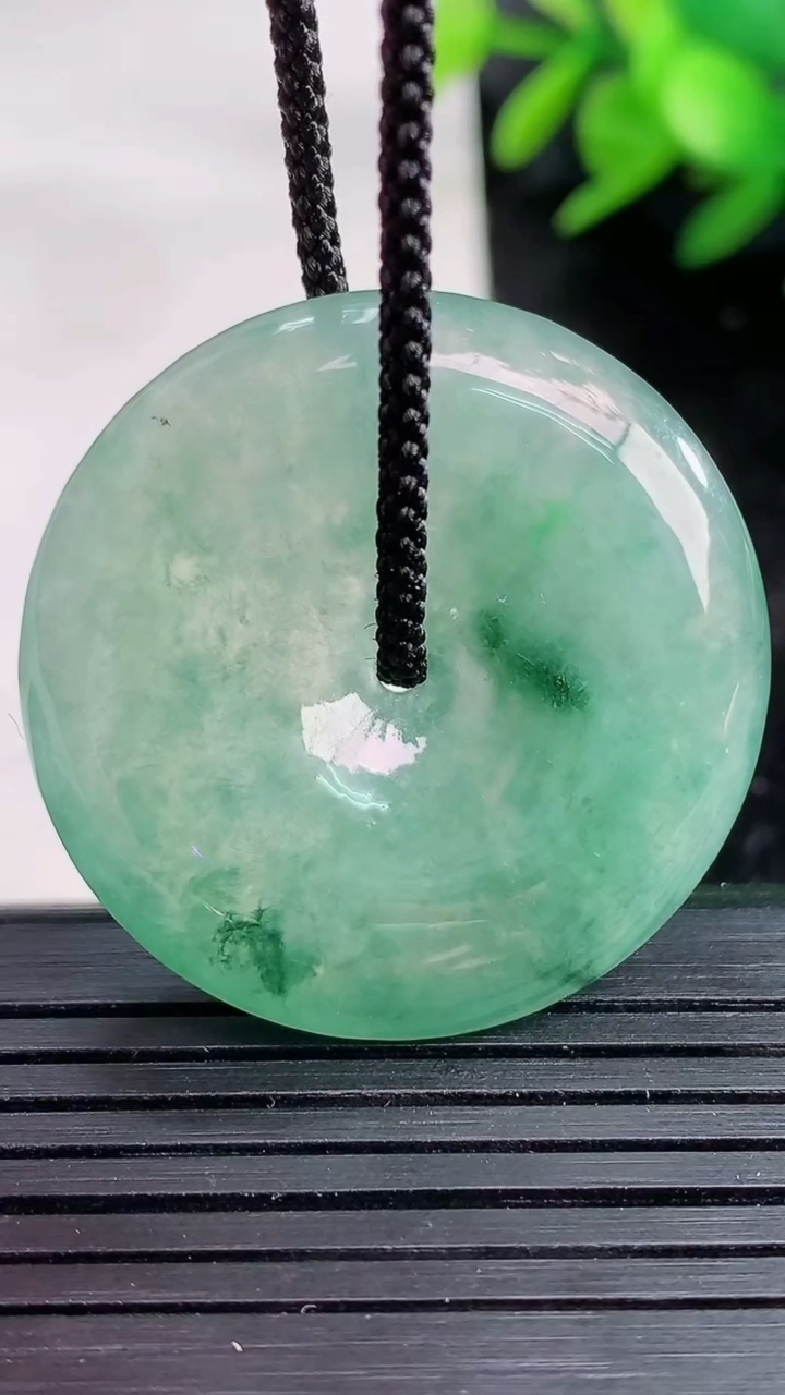 天然A货翡翠冰种飘花平安扣吊坠尺寸33.5-6.6重量:15.02g
3月27日